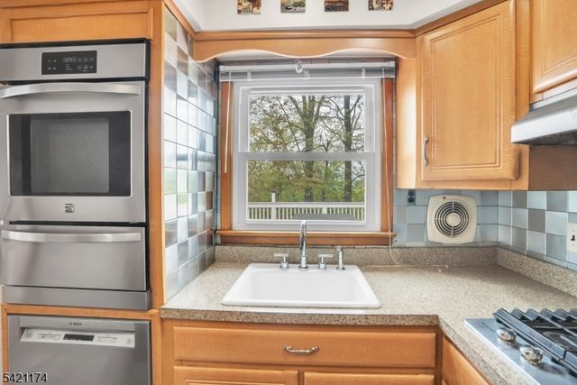 12 Stafford Dr, Wanaque Boro, NJ 07465