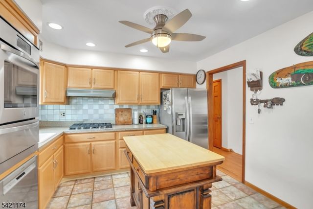 12 Stafford Dr, Wanaque Boro, NJ 07465