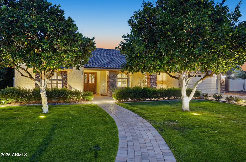 2217 N HUNT Circle, Mesa, AZ 85203