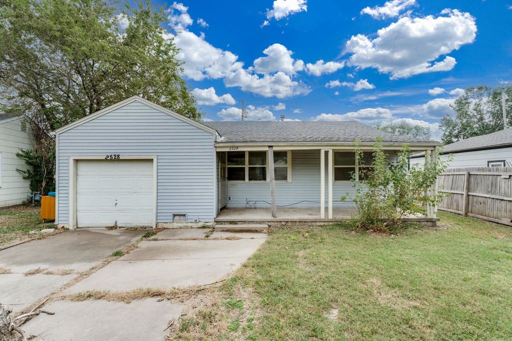 2528 S Twin Oaks, Wichita, KS 67216