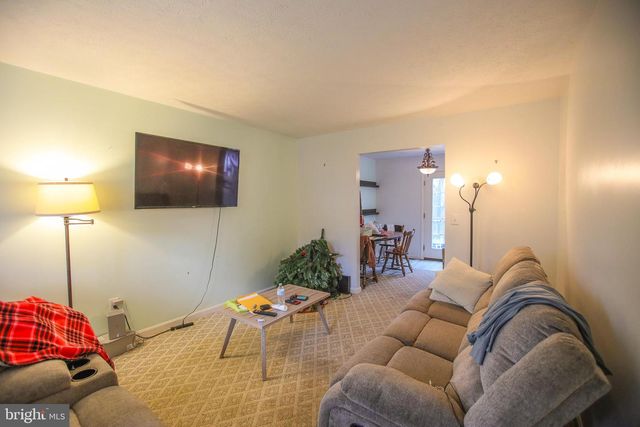 10 WHITING AVE, Boyce, VA 22620