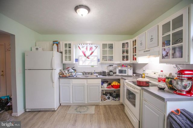 10 WHITING AVE, Boyce, VA 22620