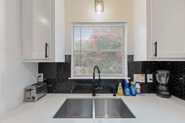 201 FAIRLANE DR, Round Rock, TX 78664