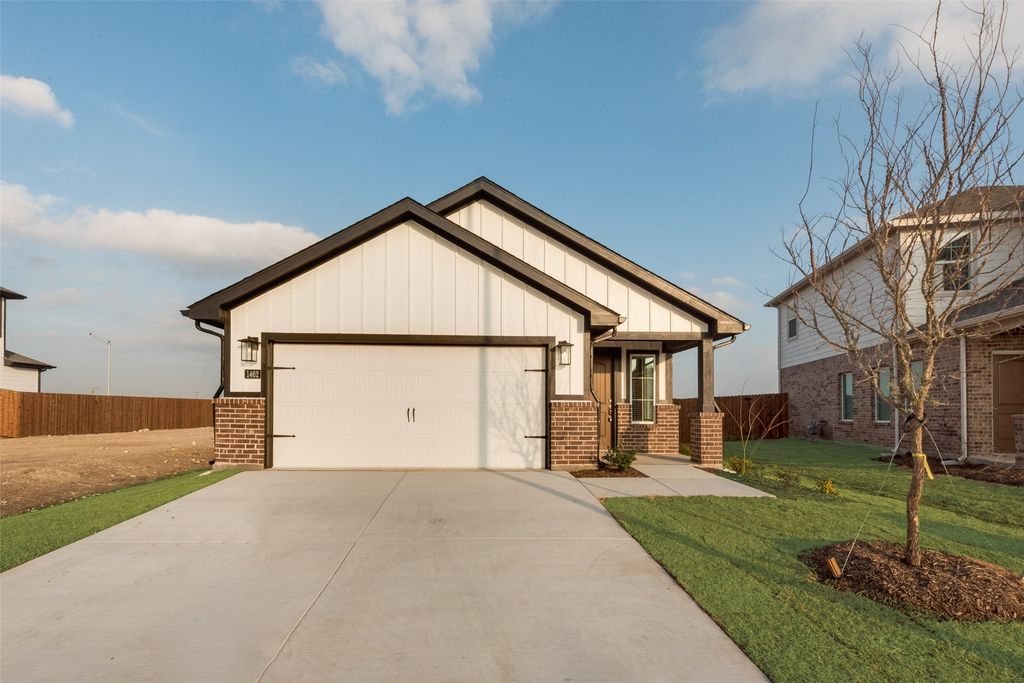 128 Cranz Farm Drive, Saginaw, TX 76179