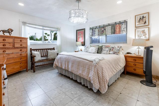 1243 W 78th St, Hialeah, FL 33014