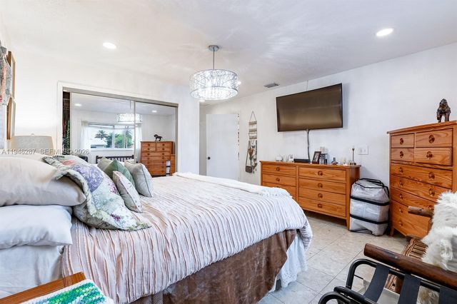 1243 W 78th St, Hialeah, FL 33014