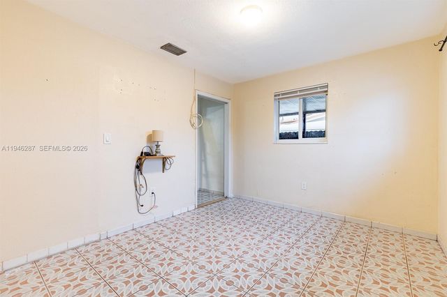 1243 W 78th St, Hialeah, FL 33014