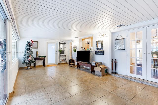 1243 W 78th St, Hialeah, FL 33014