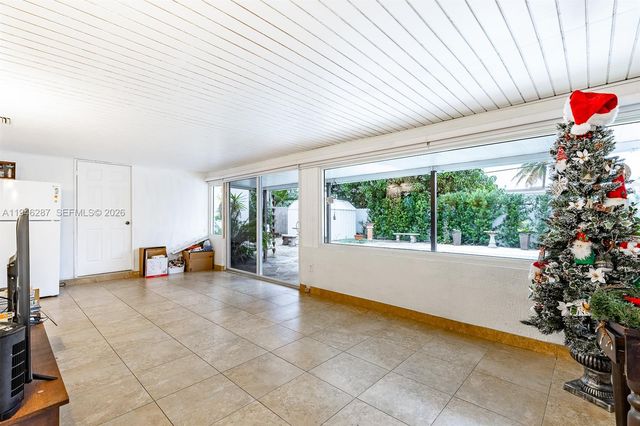 1243 W 78th St, Hialeah, FL 33014