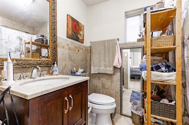 1243 W 78th St, Hialeah, FL 33014