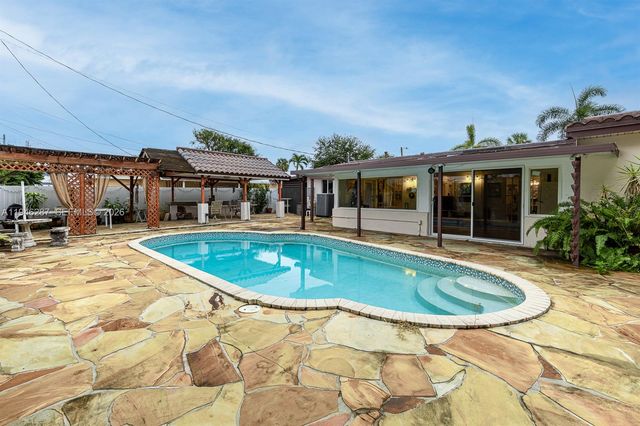 1243 W 78th St, Hialeah, FL 33014