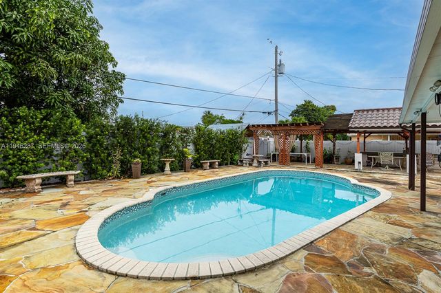 1243 W 78th St, Hialeah, FL 33014