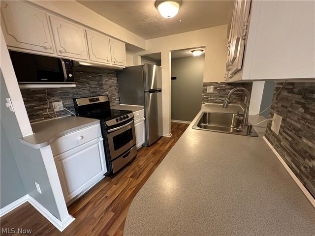 21881 River Oaks Drive, Rocky River, OH 44116