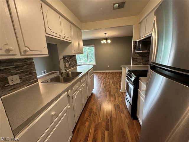 21881 River Oaks Drive, Rocky River, OH 44116
