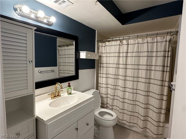 21881 River Oaks Drive, Rocky River, OH 44116