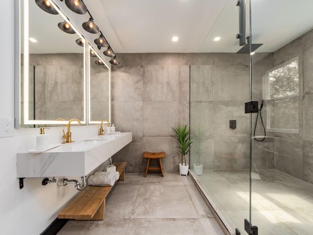 1064 SYLVIA LANE, Tampa, FL 33613