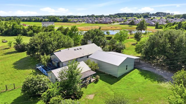 702 Noonday Road, Chandler, TX 75758