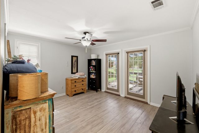 702 Noonday Road, Chandler, TX 75758
