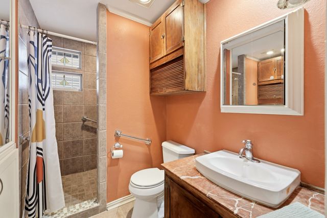 702 Noonday Road, Chandler, TX 75758