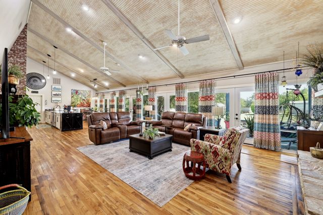 702 Noonday Road, Chandler, TX 75758