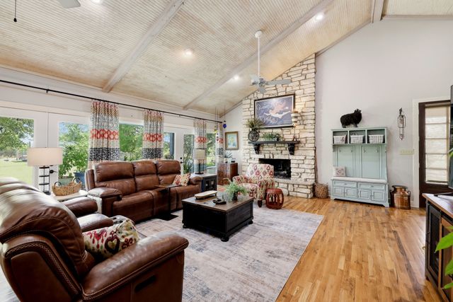 702 Noonday Road, Chandler, TX 75758