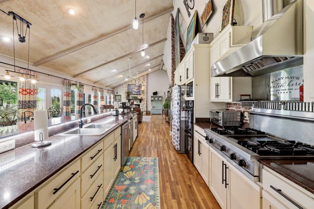 702 Noonday Road, Chandler, TX 75758