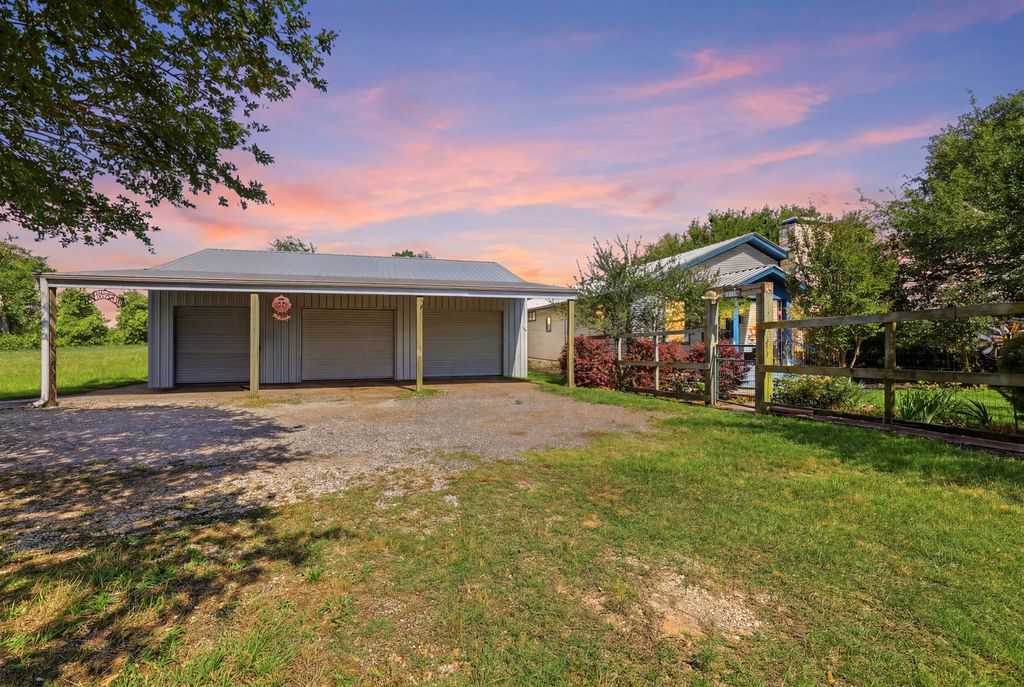 702 Noonday Road, Chandler, TX 75758