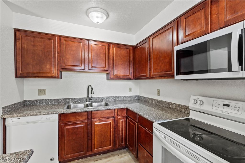 5383 Indian River Drive 320, Las Vegas, NV 89103