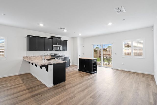 969 S Kandarian Court, Fowler, CA 93625