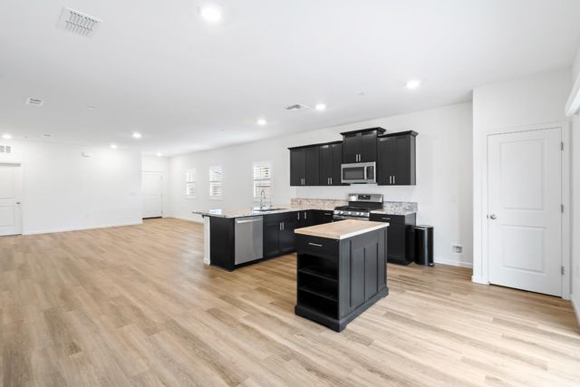 969 S Kandarian Court, Fowler, CA 93625