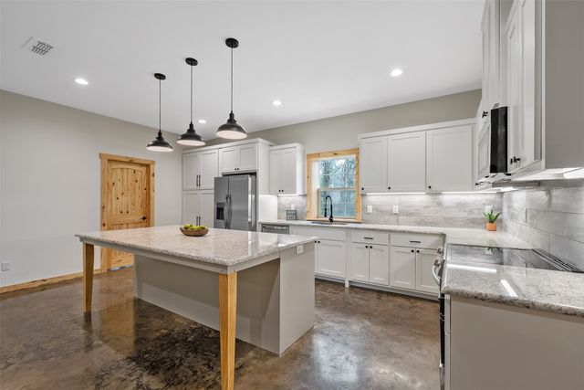 9089 Raspberry Avenue, Frankston, TX 75763