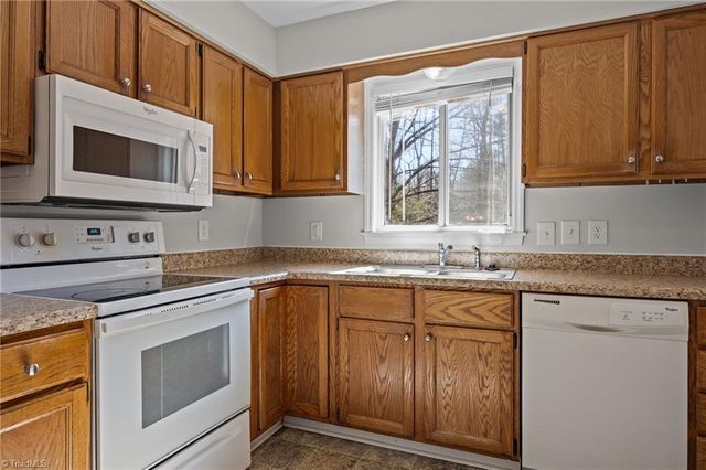 1113 Century Park Avenue, Kernersville, NC 27284