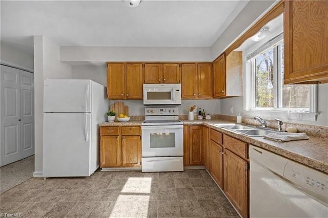 1113 Century Park Avenue, Kernersville, NC 27284