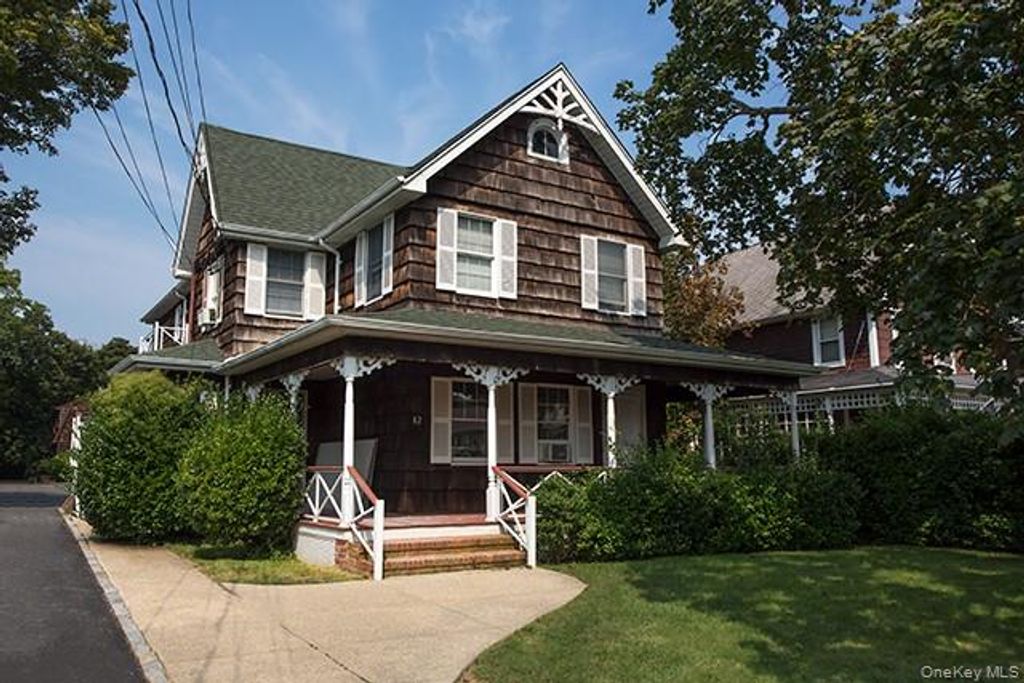 82 Park Avenue 01, Amityville, NY 11701