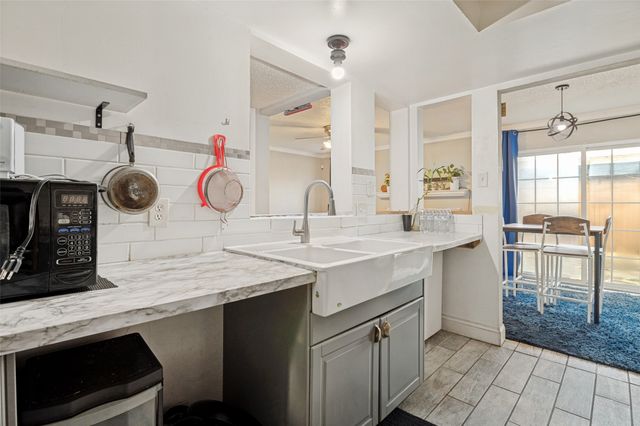1402 S Carrier Parkway 202, Grand Prairie, TX 75051