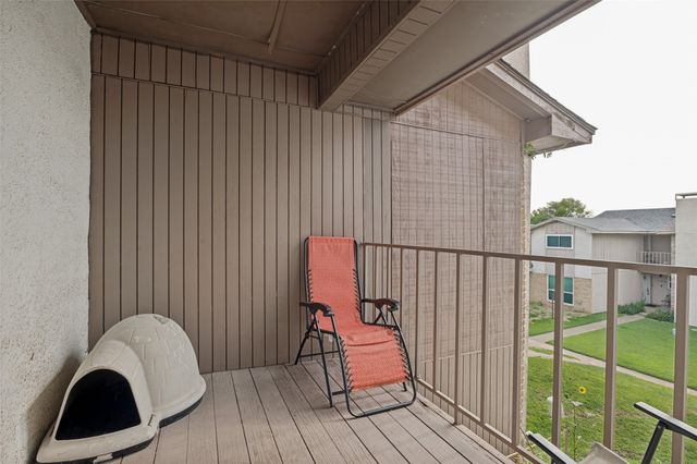 1402 S Carrier Parkway 202, Grand Prairie, TX 75051