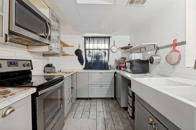 1402 S Carrier Parkway 202, Grand Prairie, TX 75051