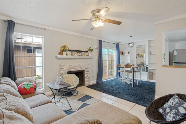 1402 S Carrier Parkway 202, Grand Prairie, TX 75051