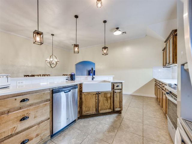 9809 SW 33rd Street, Yukon, OK 73099