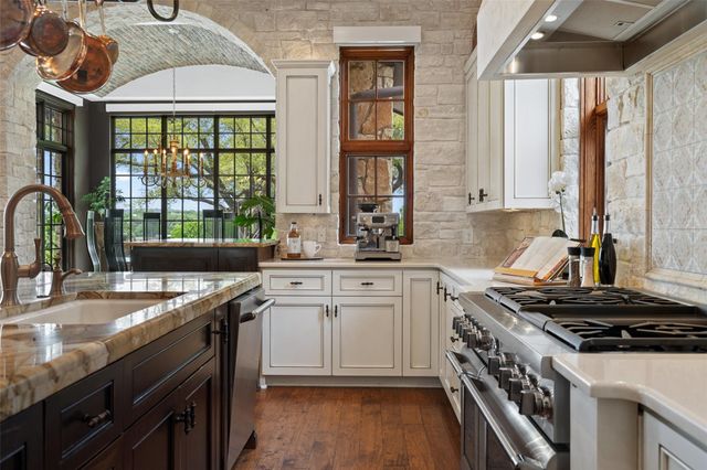 808 Rivercliff DR, Spicewood, TX 78669