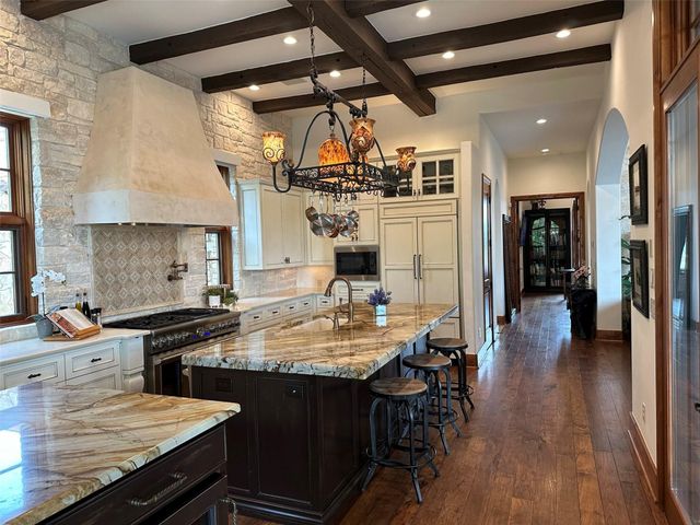 808 Rivercliff DR, Spicewood, TX 78669