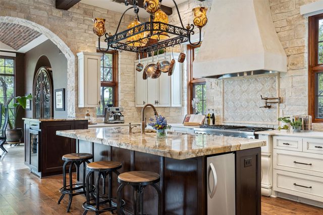 808 Rivercliff DR, Spicewood, TX 78669