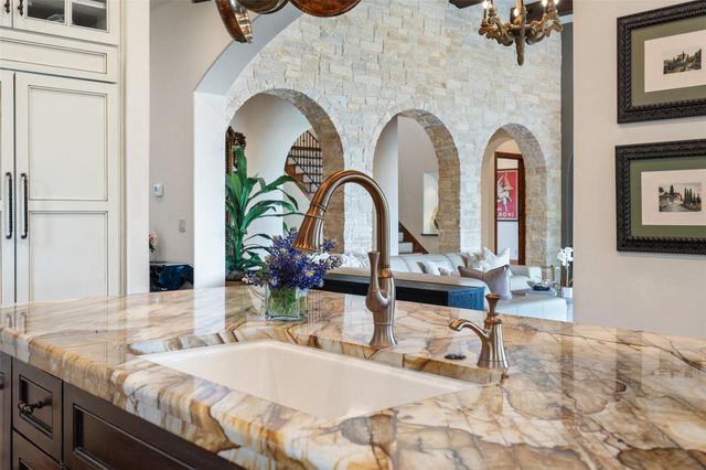 808 Rivercliff DR, Spicewood, TX 78669