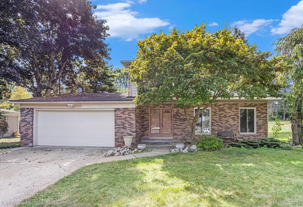 121 Allen Lake Drive, White Lake Charter Township, MI 48386