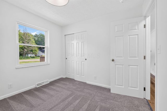 60 Daley Drive SW, Pataskala, OH 43062