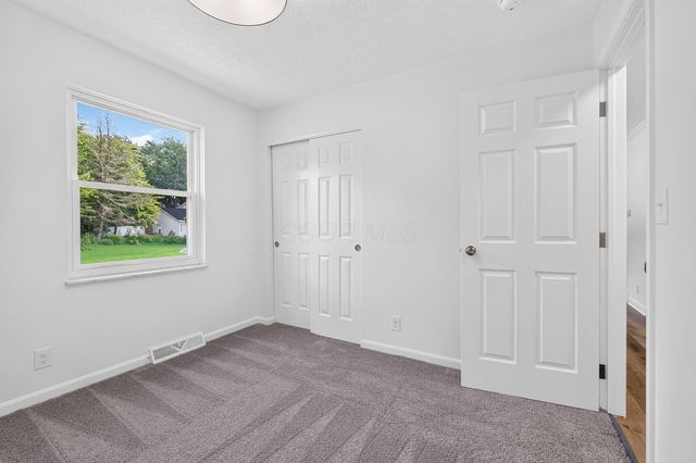 60 Daley Drive SW, Pataskala, OH 43062