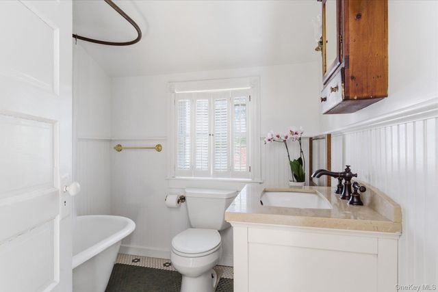 517 Montauk Highway, East Quogue, NY 11942