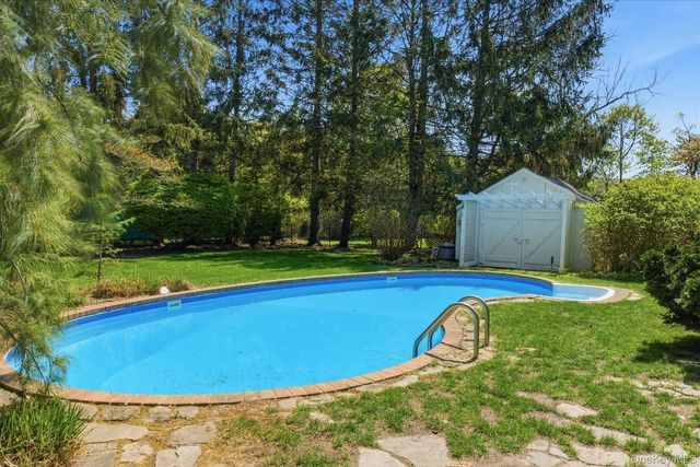 517 Montauk Highway, East Quogue, NY 11942
