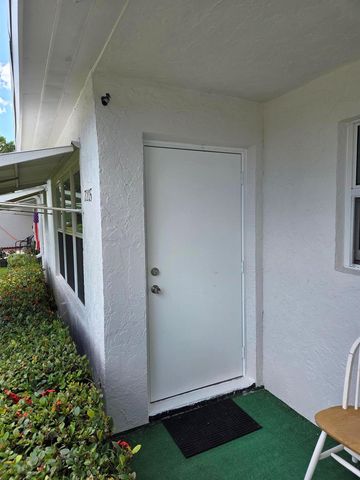 7205 W Oakridge Circle, Lake Worth, FL 33462