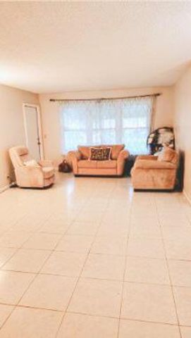 7205 W Oakridge Circle, Lake Worth, FL 33462